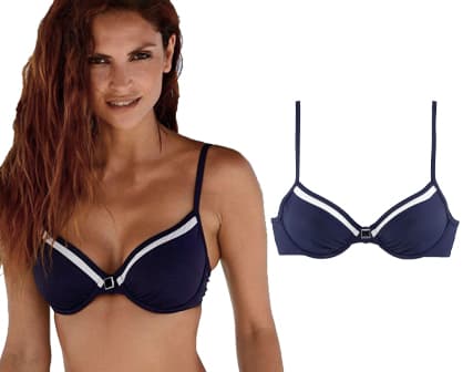 Vrouw met een zwarte beugelbikini