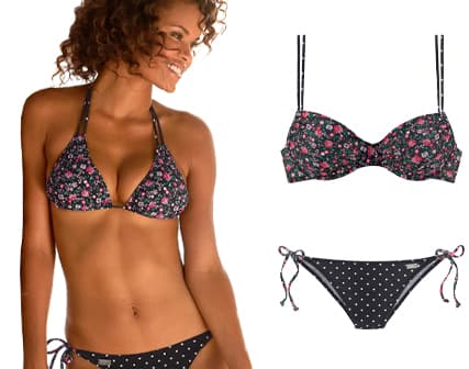 Vrouw met een bloemetjes bikinitopje en stippen bikinibroekje