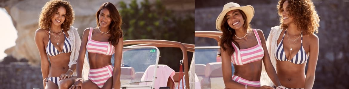 Twee vrouwen in bikini leunend op een auto