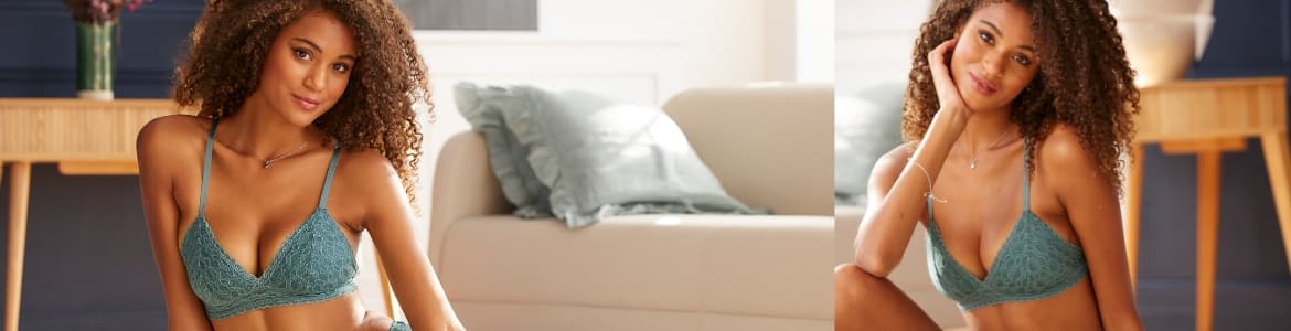 Vrouw in een blauwe bh zittend voor de bank