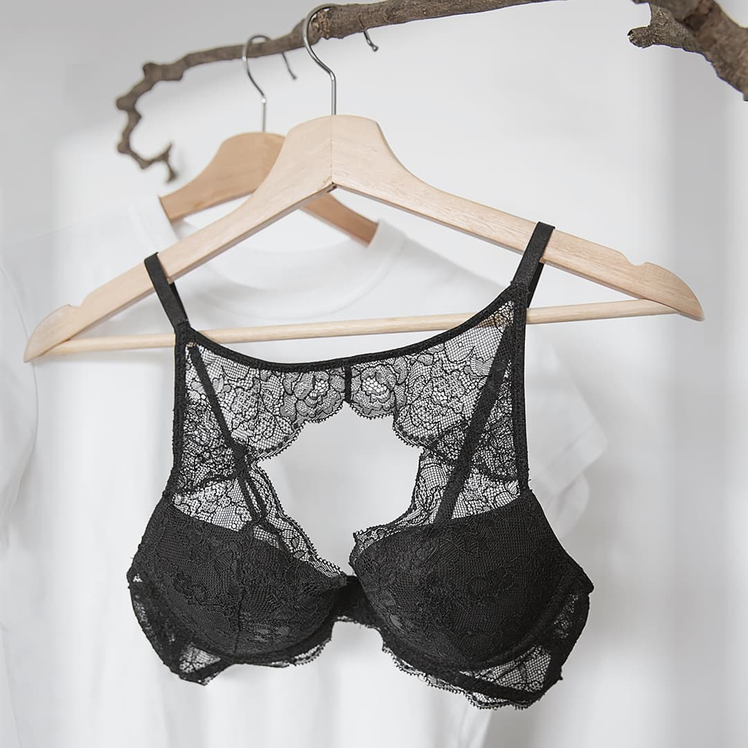 Zwarte bh aan kledinghanger in de kast