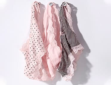 Verschillende kleuren slips hangend aan een haakje