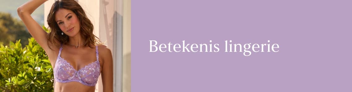 Betekenis lingerie – Vrouw in paarse kanten bh met arm omhoog buiten bij groene struiken
