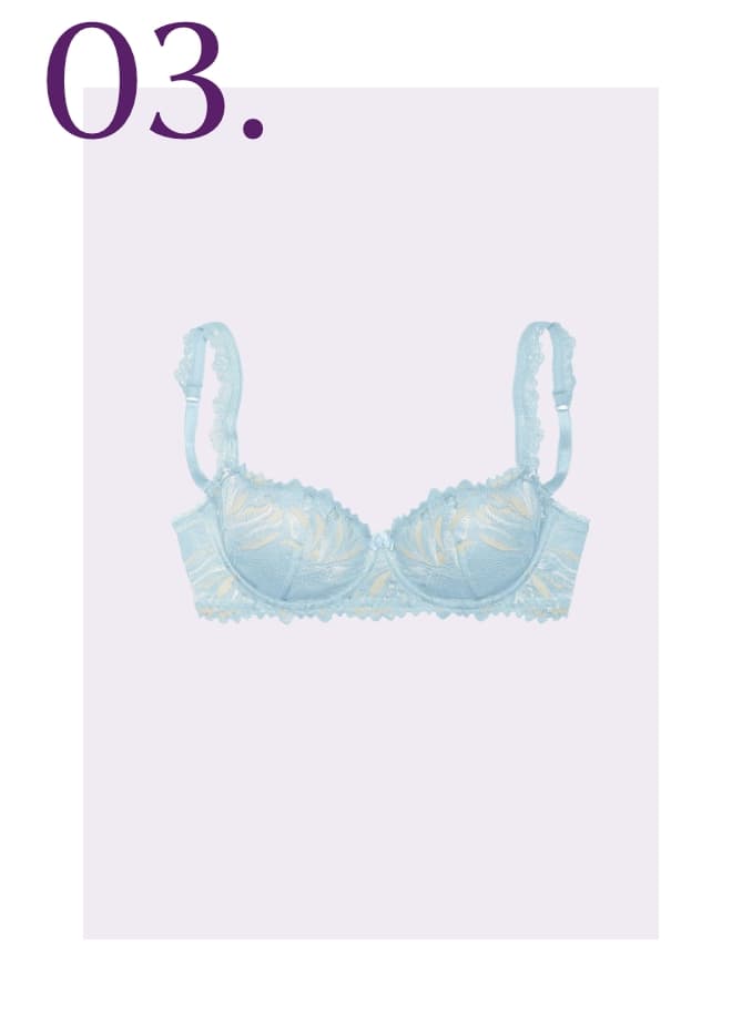 03. Lichtblauwe bh met geborduurde details tegen een lichtroze achtergrond