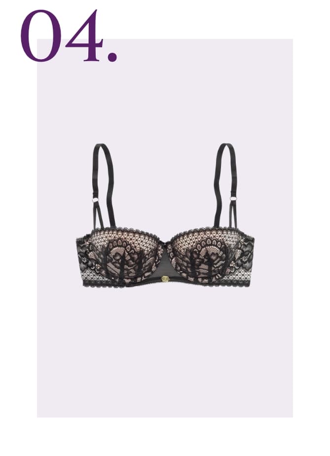 04. Zwarte kanten bh met verstelbare bandjes op een licht paarse achtergrond