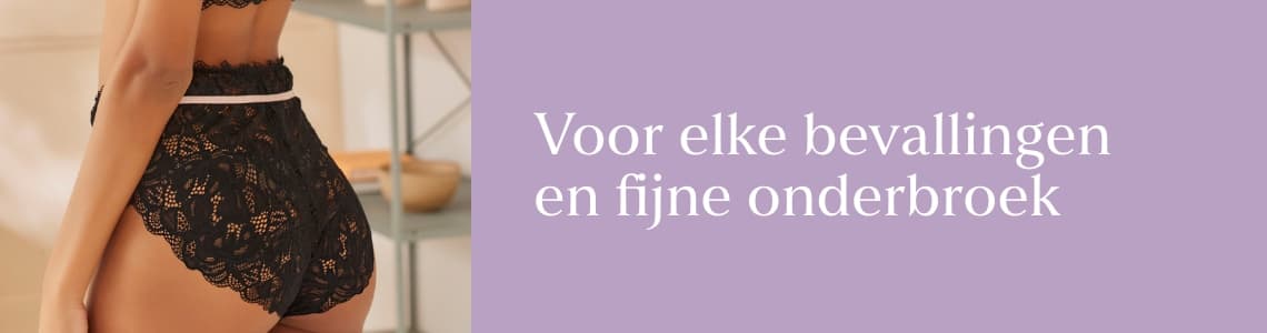 Voor elke bevallingen en fijne onderbroek - Vrouw in zwarte kanten onderbroek staand in een kamer