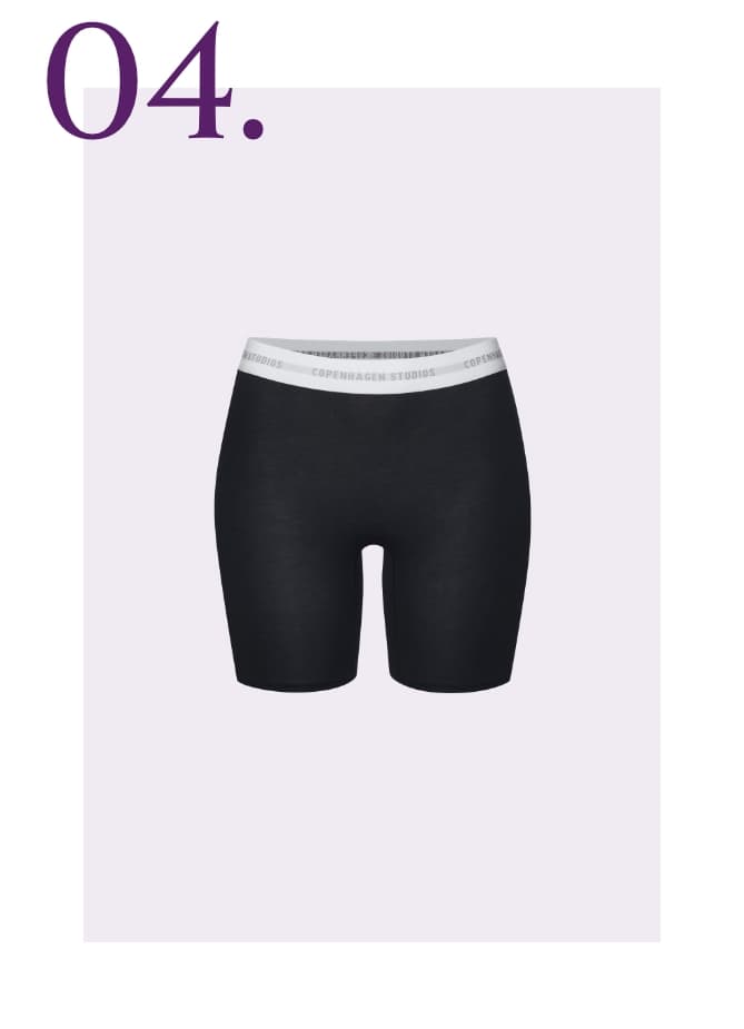 04. Zwarte korte legging met witte tailleband waarop "Copenhagen Studios" staat