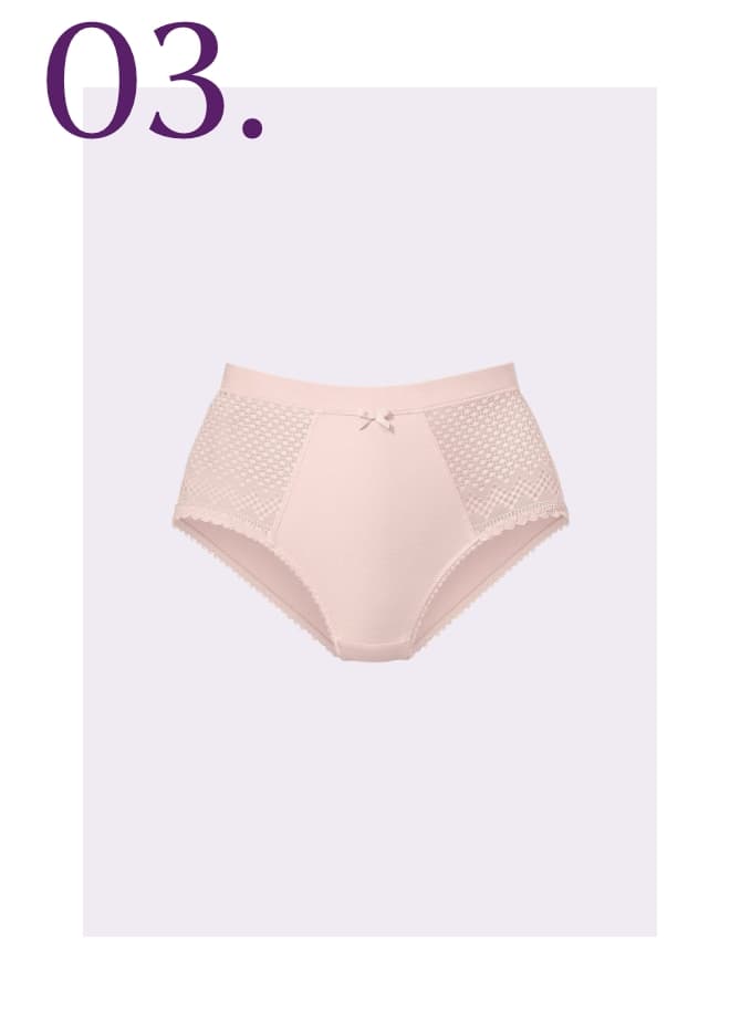 03. Lichtroze slip met kanten details en een klein strikje in het midden